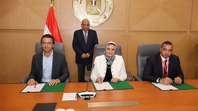 وزير الكهرباء يشهد مراسم توقيع الاتفاقيات المكملة لتنفيذ مشروعين إنتاج الكهرباء من الطاقة الشمسية قدرة 1200 ميجاوات وبطاريات تخزين سعة 720 ميجاوات ساعة