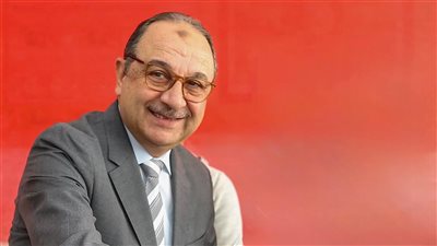 وزير قطاع الأعمال العام يدلي بصوته في انتخابات مجلس النواب بلجنته الانتخابية بمدرسة سيزا نبراوي بالقاهرة الجديدة