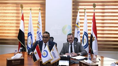 خلال التوقيع   