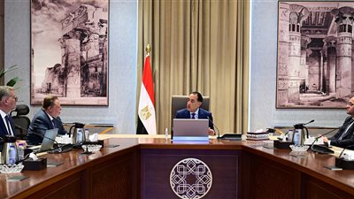 بحضور محافظ المركزي ووزيرا المالية والبترول.. رئيس الوزراء يتابع توافر احتياطي المنتجات البترولية