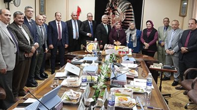 جنوب الدلتا لتوزيع الكهرباء تكرم رئيس قطاعات مدن القناة لبلوغها السن القانونية