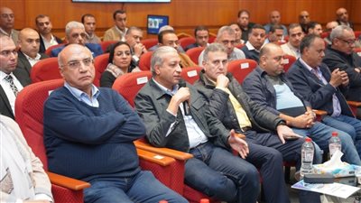 المهندس سيد الراوى رئيس «أنربك» متحدثًا خلال الملتقي 