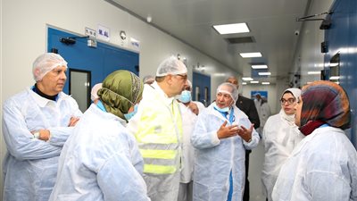 وزير قطاع الأعمال العام يتفقد شركة القاهرة للأدوية لمتابعة سير العمل والإنتاج