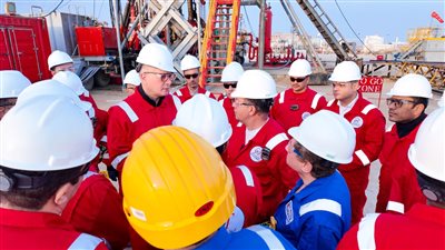 وزير البترول يلتقي العاملين بموقع شركة الحديثة للحفر المصرية بالكويت