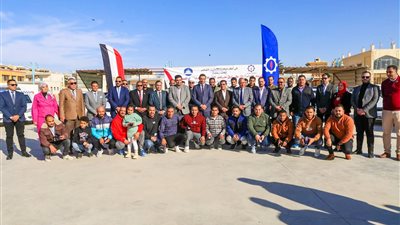 تحمل اعلانات لمنتجات الشركة.. «التعاون للبترول» تشارك في توزيع الدفعة الأخيرة للتاكسي بالسويس