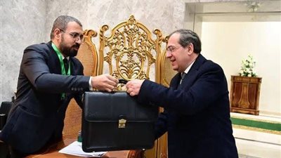 وزير البترول السابق يتسلم كارنيه عضوية مجلس النواب بعد نجاحه في انتخابات البرلمان 2025