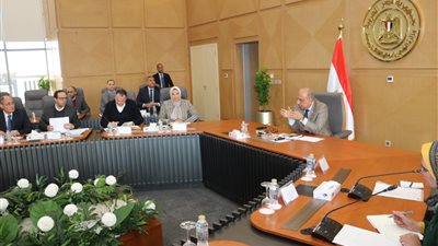 وزير الكهرباء يجتمع باللجنة الاستراتيجية 