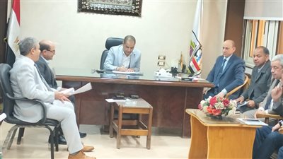 رئيس«مصر الوسطى»للكهرباء يعقد اجتماع موسع مع قيادات قطاع بنى سويف 