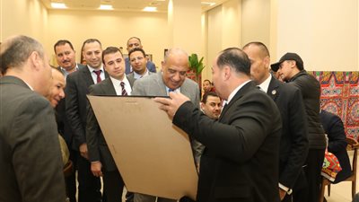 وزير الكهرباء يشارك العاملين بديوان الوزارة والقابضة ونقل الكهرباء إفطارهم الجماعي