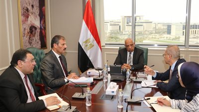 بسبب التصعيد العسكري في المنطقة.. وزير الكهرباء يجتمع بخلية إدارة الأزمة