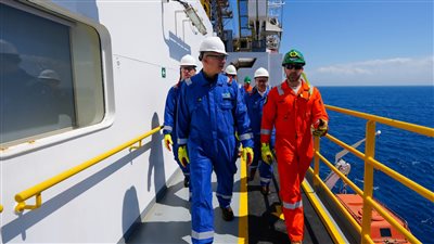 وزير البترول يتفقد سفينة حفر 5 آبار غاز جديدة لصالح “بي بي” و”أركيوس