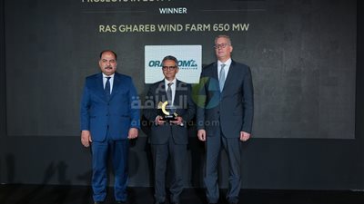 وزير البترول يسلم المهندس خالد الدجوي الجائزة 