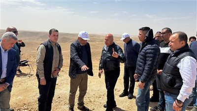 وزيرا النقل والكهرباء يتفقدان جبل الجلالة لمتابعة تنفيذ توليد الكهرباء من الرياح