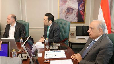 وزير الكهرباء يبحث مع سكاتك تنفيذ مشروعات الطاقة الشمسية والرياح