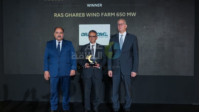 وزير البترول يسلم المهندس خالد الدجوي الجائزة 