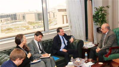 وزير الكهرباء يبحث مع سفير فرنسا بالقاهرة سبل دعم وتعزيز فرص الشراكة والتعاون