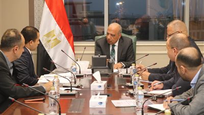 وزير الكهرباء يتابع مع مسئولي 