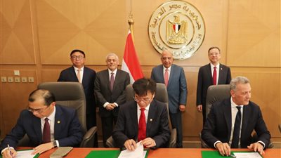 توقيع اتفاقيتان لإقامة محطتين منفصلتين لتخزين الطاقة بنظام البطاريات بالزعفرانة وبنبان