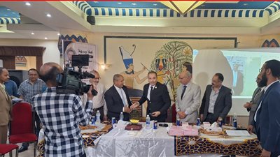 مصر الوسطى لتوزيع الكهرباء تكرم أحمد عبد القادر بمناسبة بلوغه سن المعاش 