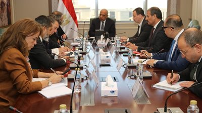 وزير الكهرباء يبحث مع وفد البنك الأوروبى لإعادة الإعمار والتنمية 