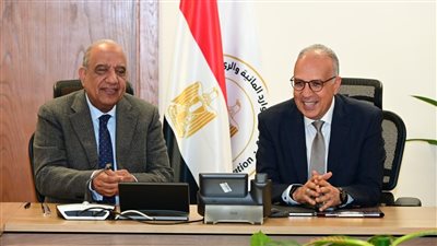 وزيرا الري والكهرباء يبحثان التوسع في استخدام الطاقة الشمسية بمحطات الرفع لدعم التحول الأخضر