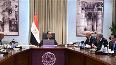 رئيس الوزراء يعقد اجتماعًا مع مسئولي 