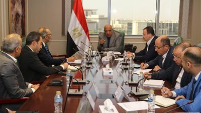 وزير الكهرباء ومدير 