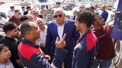 محافظ مطروح يتفقد سيارتي تموين السيارات بالغاز الطبيعي بالكيلو 2