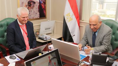وزير الكهرباء يتابع مستجدات المشروع المتكامل للطاقات المتجددة والنظيفة  فى شبه جزيرة سيناء