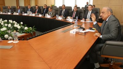 وزير الكهرباء يجتمع باللجنة الاستراتيجية 
