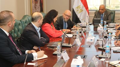 وزير الكهرباء يبحث مع وفد البنك الآسيوى للاستثمار في البنية التحتية 